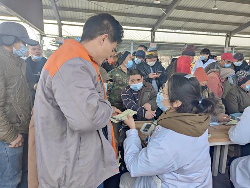 為務工人員進行健康評估 嶗山區社區衛生服務中心開展節后健康教育咨詢活動